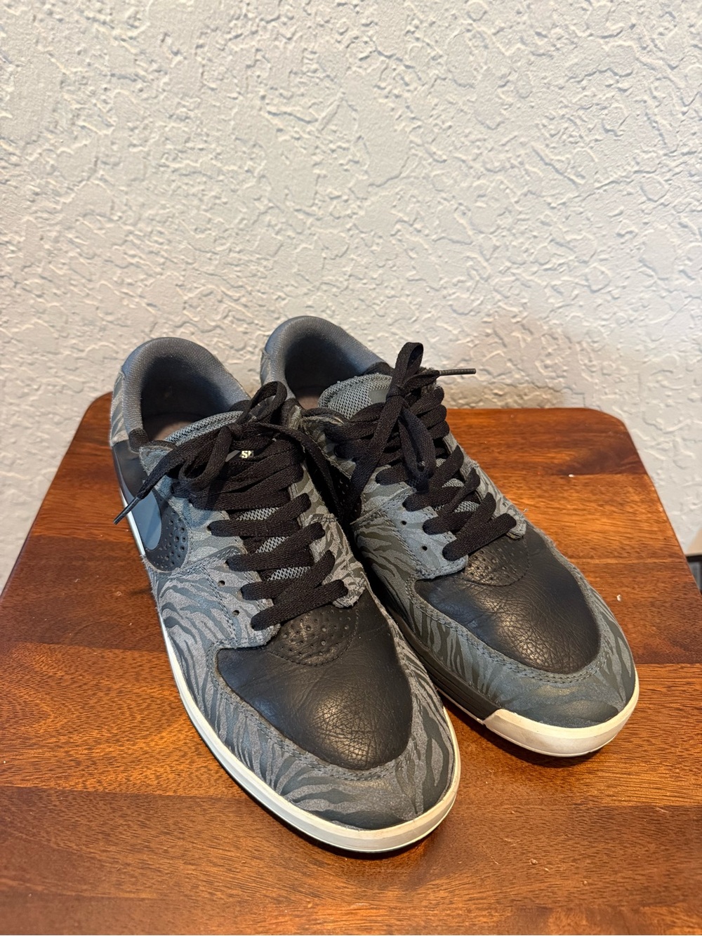 Nike Men Low-Top Athletic Sneakers in Charcoal Gray and Black Paul Rodriguez 10